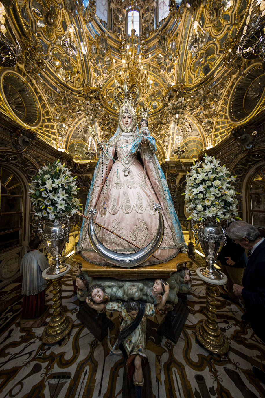 Las imágenes del espectacular camarín de la Virgen del Rosario de Granada