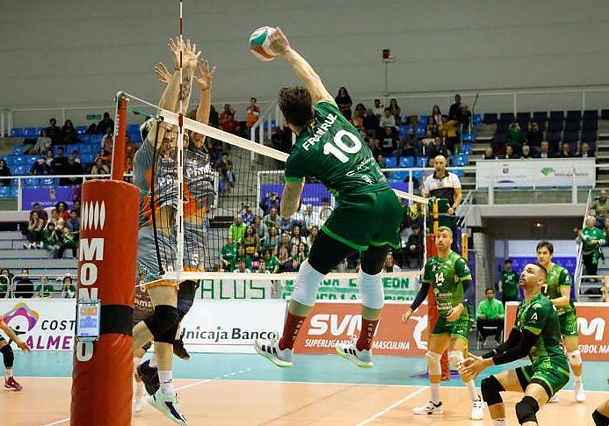 El portentoso salto de Fran Ruiz sirve para superar a Ferrández y Téllez y firmer el último punto.