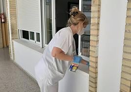 Imagen de archivo de una mujer limpiando.