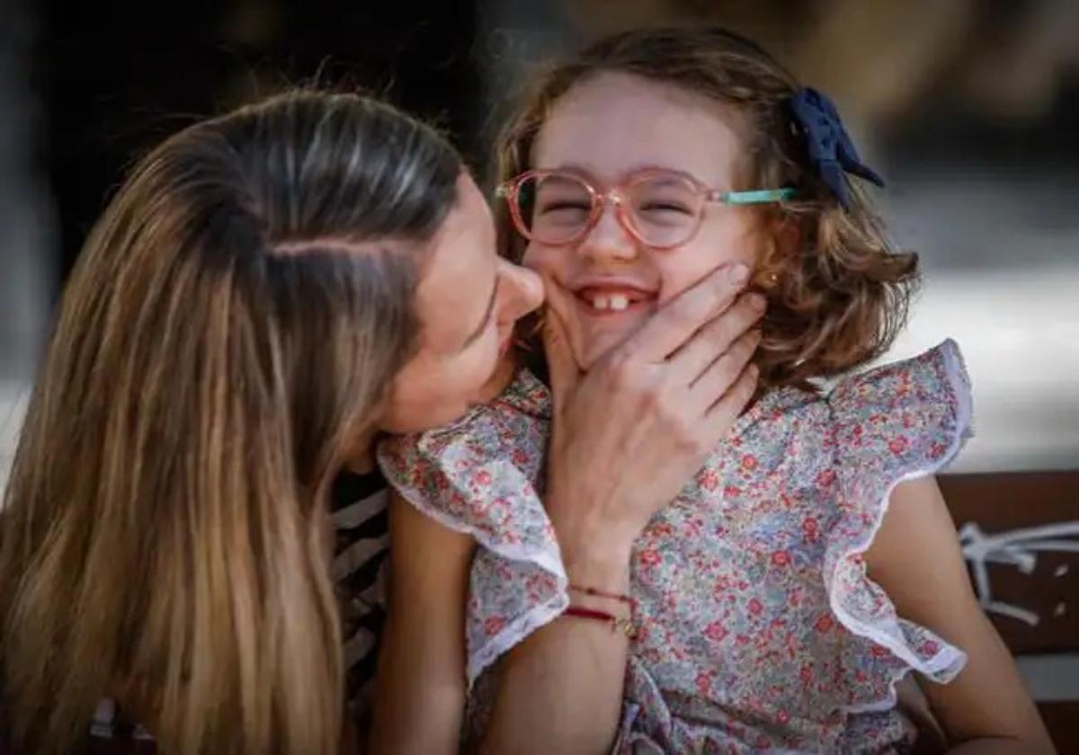 Elena Pineda, junto a su madre, Laura.