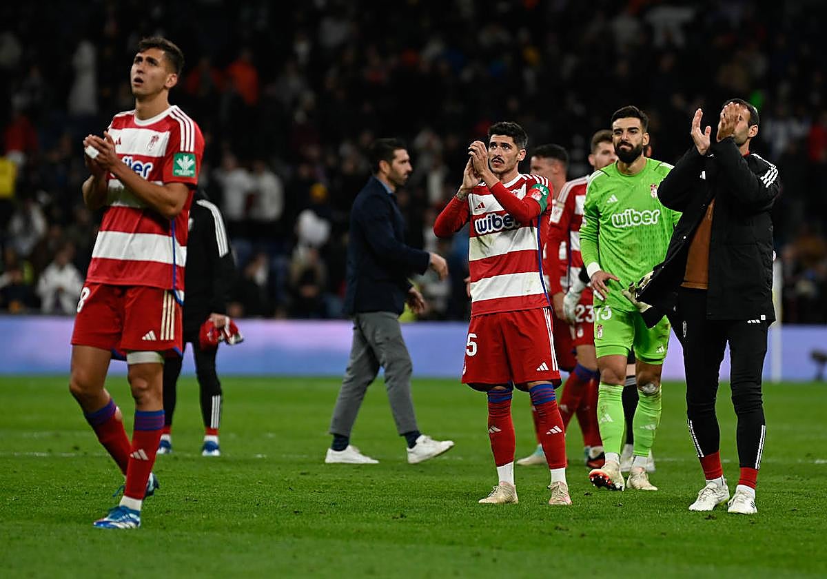 Los futbolistas del Granada, dolidos y preocupados tras la derrota en el Bernabéu, agradecen con aplausos el ánimo de su afición desplazada.