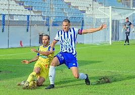 El central motrileño Darío de la Hoz, entre los citados por Andalucía, en un partido contra el Huétor Tájar.