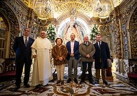 Integrantes de la Archicofradía y el delegado de Cultura, Fernando Egea (tercero por la derecha), en la presentación de las jornadas de puertas abiertas.