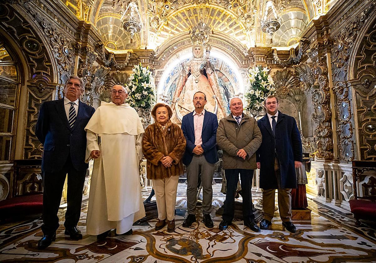 Integrantes de la Archicofradía y el delegado de Cultura, Fernando Egea (tercero por la derecha), en la presentación de las jornadas de puertas abiertas.