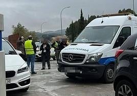 Equipo médico en una zona próxima a la autovía tras atender a la persona herida.