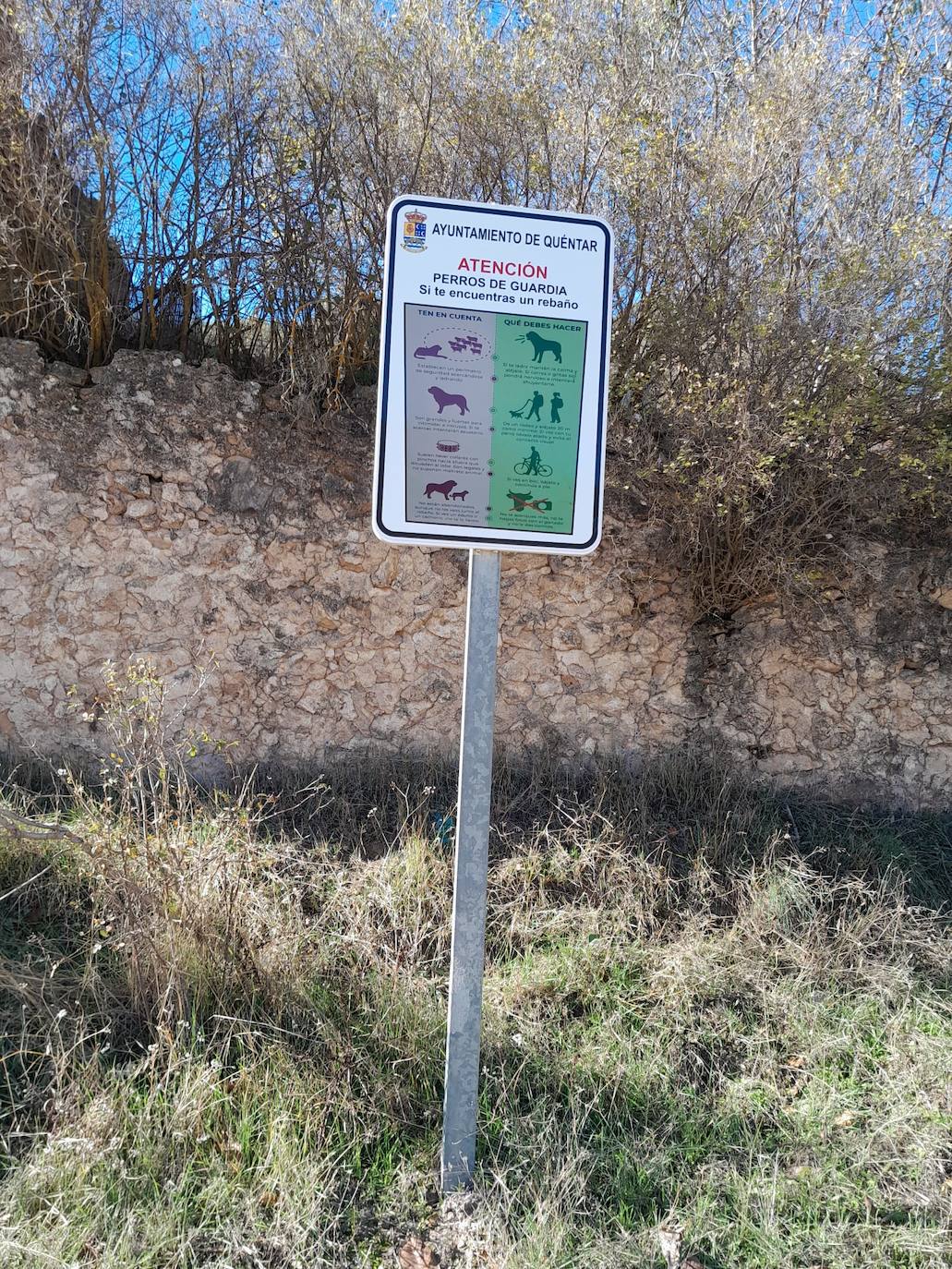 Imagen secundaria 2 - Un senderista observa la señal en Monachil en el inicio del Camino de la Umbría. Empleados municipales de Güéjar Sierra colocan el aviso en Padules. Señalización en Quéntar.