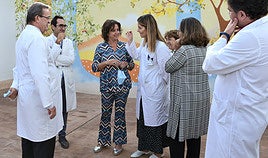 La consejera de Salud, Catalina García, junto a profesionales médicos en el hospital militar de Sevilla.