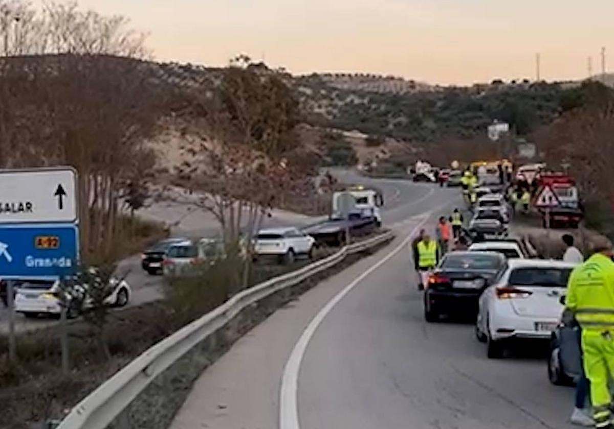 25 coches pinchan sus ruedas al pasar sobre la rampa de una grúa que cayó en Loja