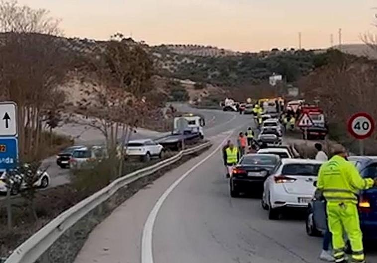 Vehículos parados en el arcén tras pinchar una o varias ruedas.