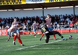 Marciano no llega por poco en la que fue la única ocasión de peligro para la UDA en la primera parte ante el Barbastro.