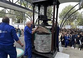 Ofrenda al monumento de los aceituneros.