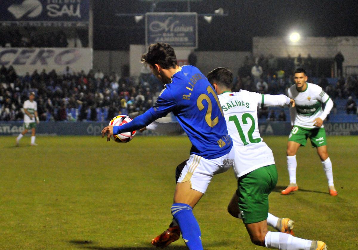 Lance del partido entre el Linares y el Elche el jueves en Linarejos.