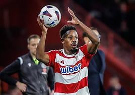 Manafá saca de banda en el partido contra el Getafe.