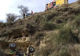 Bomberos de Alhama de Granada llevaron a cabo el rescate de la pareja accidentada con el quad.