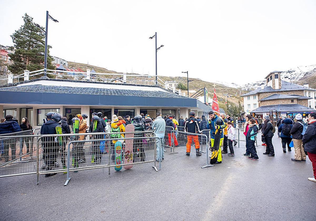 Imagen principal - «En Sierra Nevada hemos pasado de cero a cien en una semana»