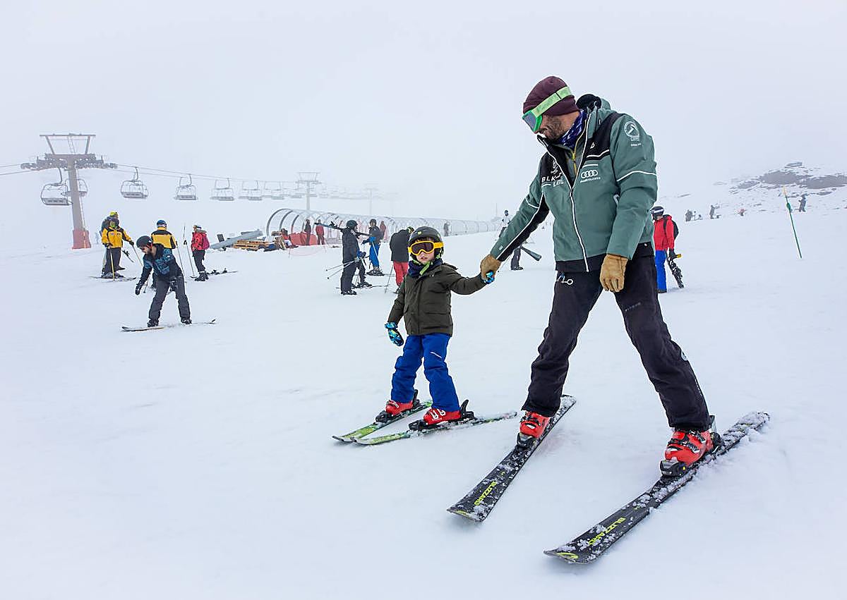 Imagen secundaria 1 - Aída, Luis y su familia; padre e hijo esquiando; y el árbol de Pradollano. 