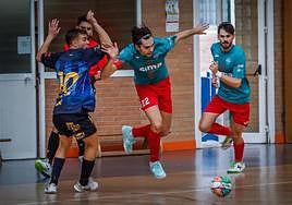 Un jugador del Sima Granada trata de llevarse el balón.