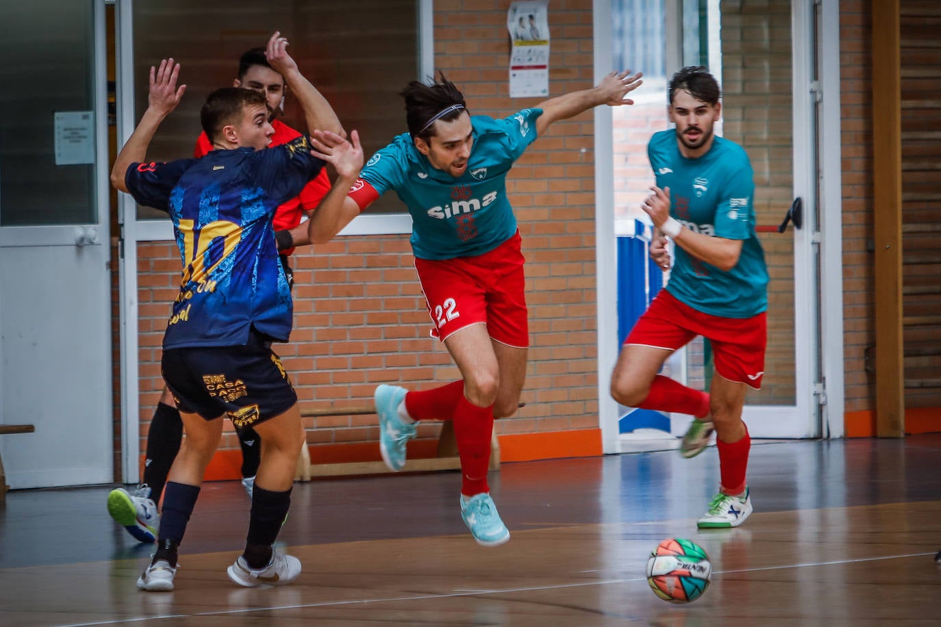 Un jugador del Sima Granada trata de llevarse el balón.