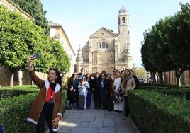 Un grupo de turistas en la Plaza Vázquez de Molina, con el Salvador de fondo, en Úbeda.