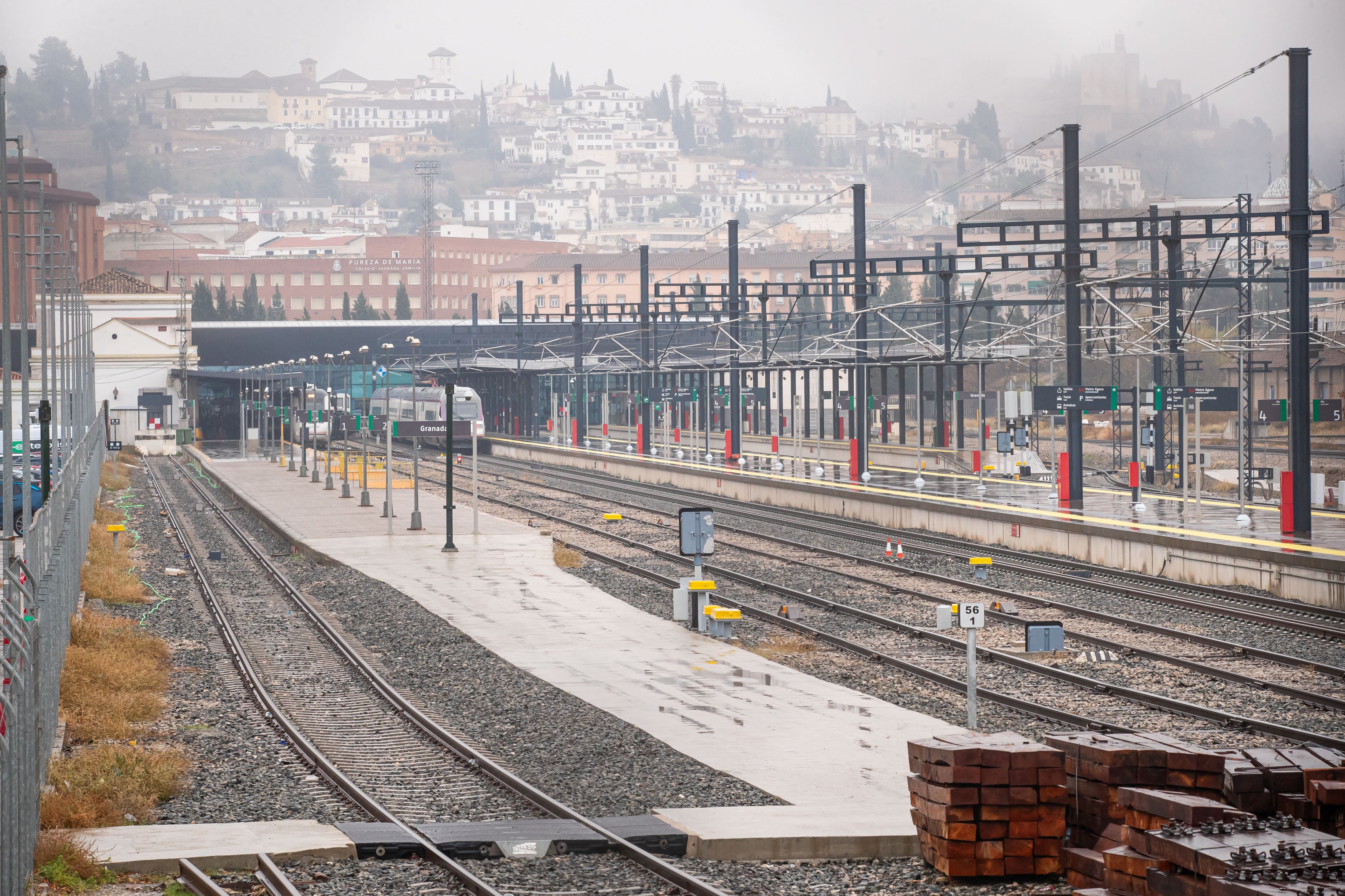 La playa de vías de la estación de trenes, vista desde la calle Halcón.