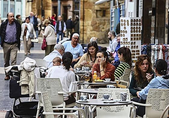 Gente disfrutando del buen tiempo en las terrazas.