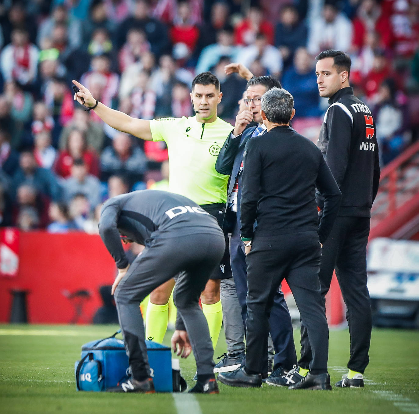 Ortiz Arias señala la zona en la que se ubicaba el aficionado atendido.