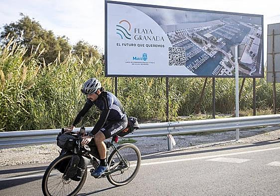 Un cartel anuncia ya la tramitación de la marina deportiva.