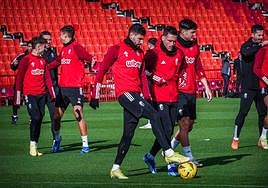 Miguel Rubio, en segundo plano, durante el último entrenamiento del equipo.