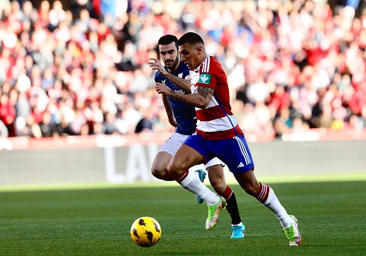 Uzuni escapa de un rival en Los Cármenes.