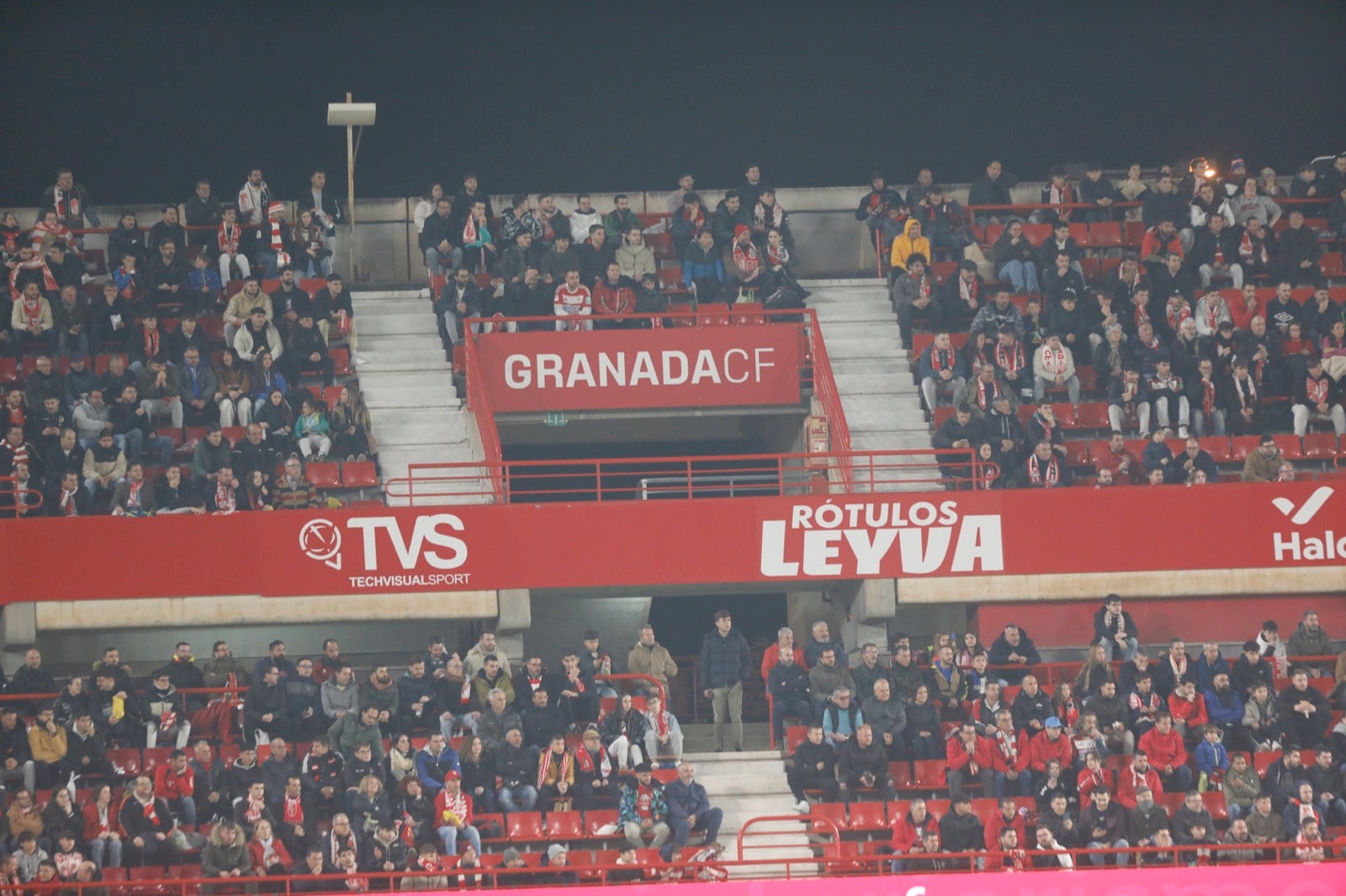 Encuéntrate en la grada en el Granada-Athletic
