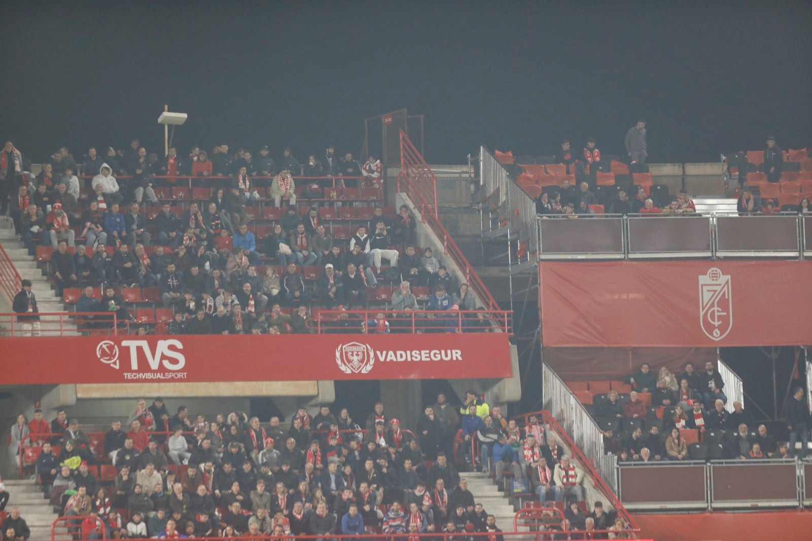 Encuéntrate en la grada en el Granada-Athletic