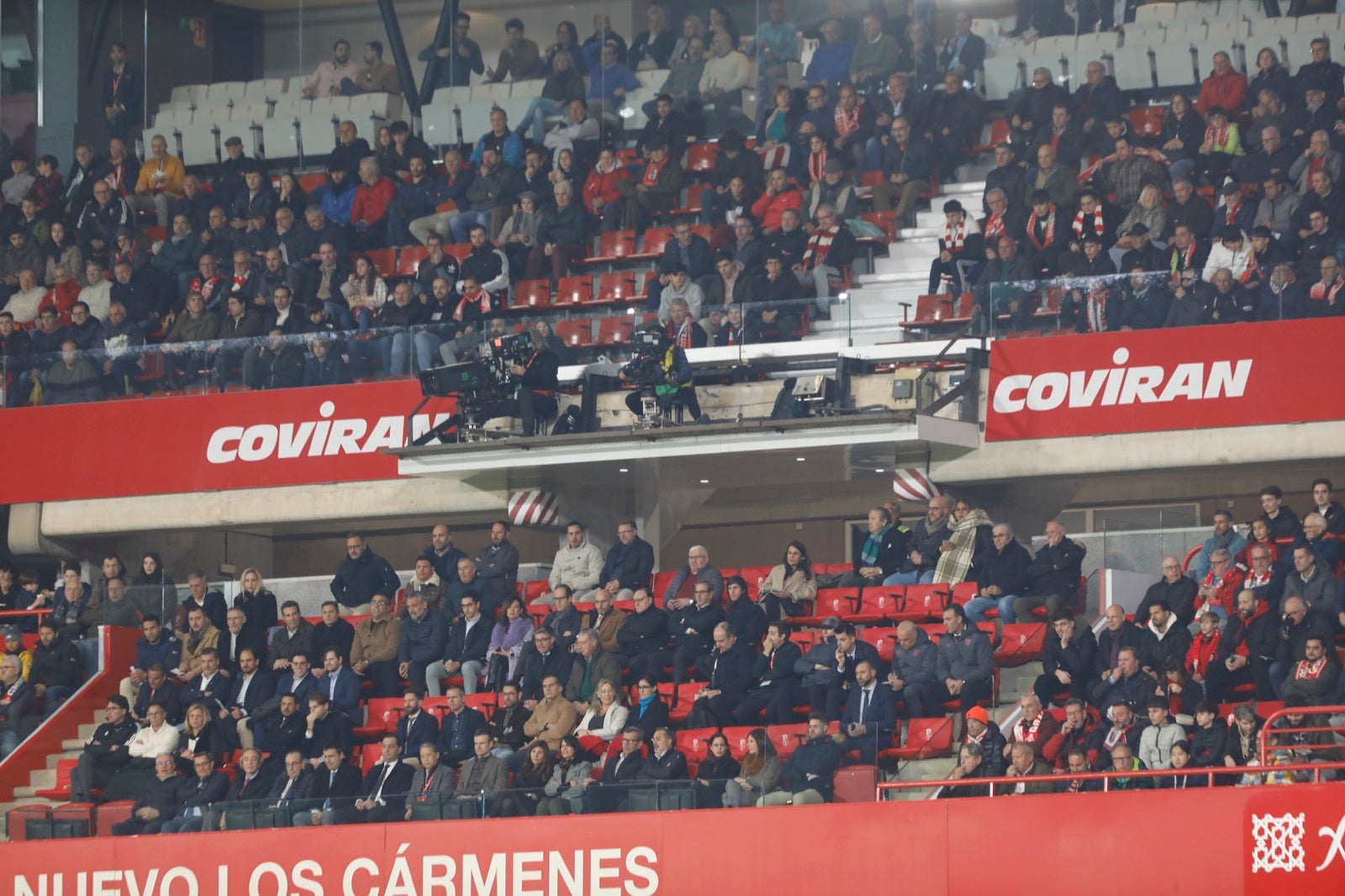 Encuéntrate en la grada en el Granada-Athletic