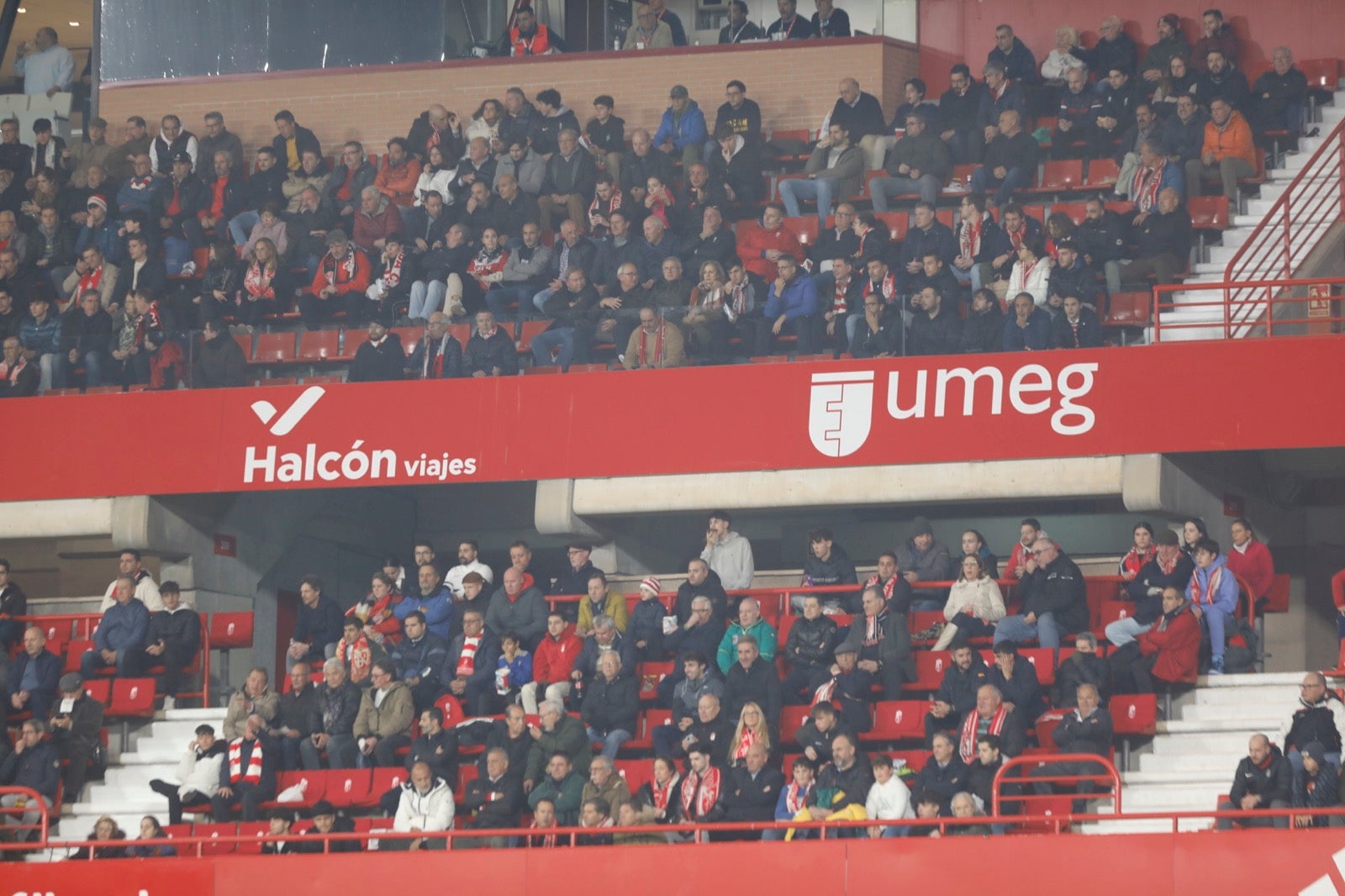 Encuéntrate en la grada en el Granada-Athletic