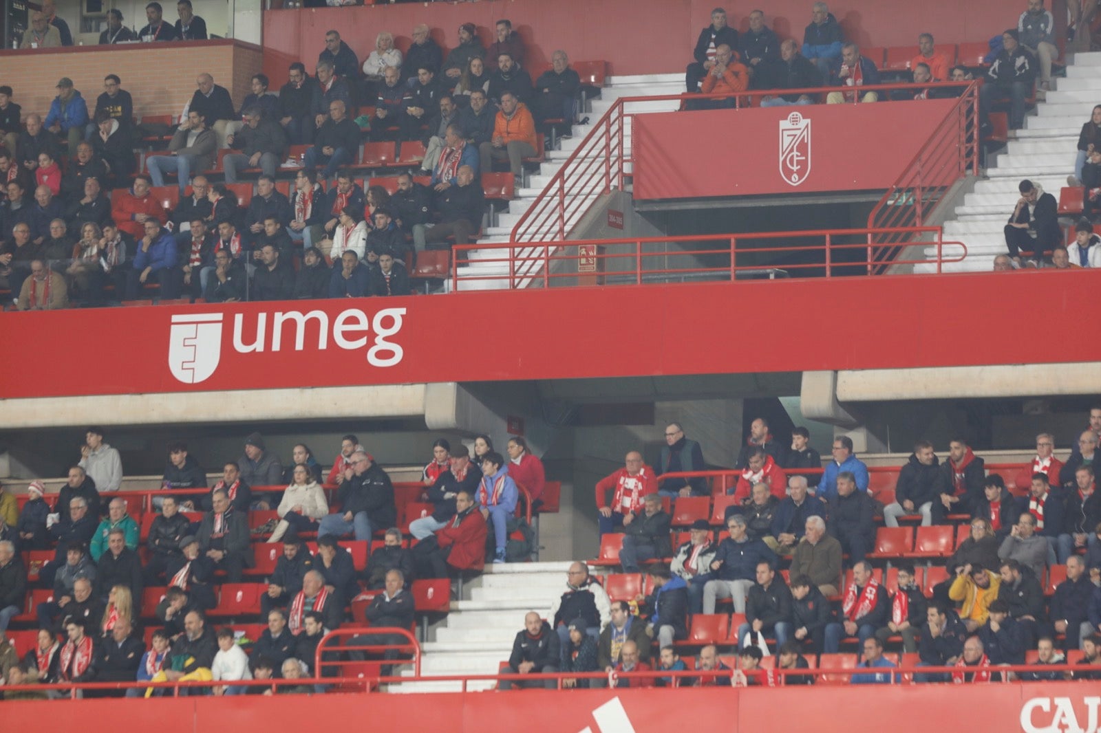 Encuéntrate en la grada en el Granada-Athletic