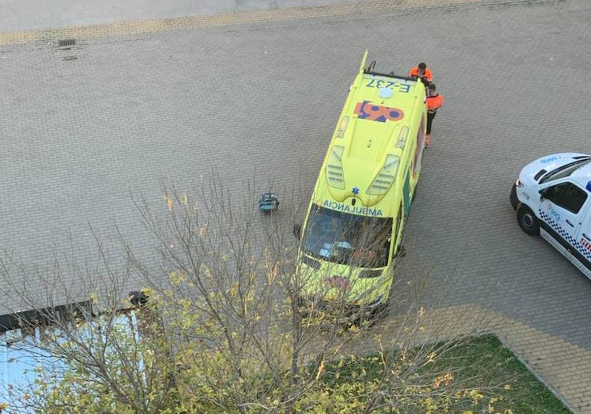 Una de las ambulancias del 061 que se activó durante el partido.