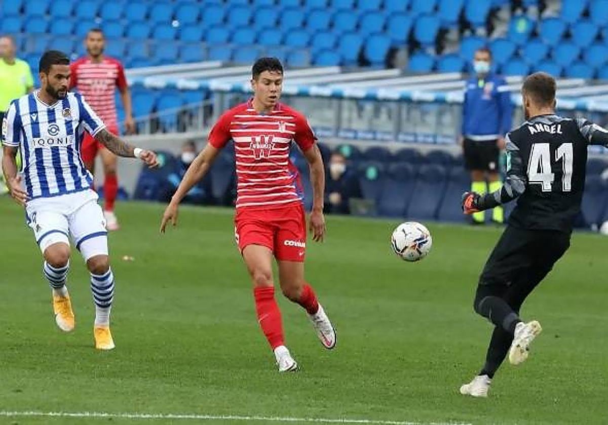 Ángel Jiménez despeja un balón durante el partido contra la Real Sociedad en 2020.