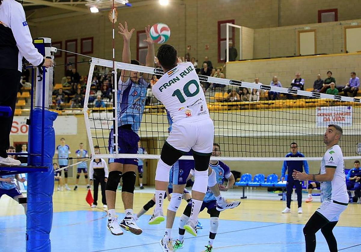 Fran Ruiz se encontra con Lucas Lorente, que le cierra el camino.