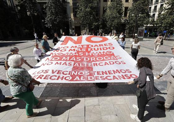 Vecinos de Ganivet protestan en la plaza del Carmen por el ruido.