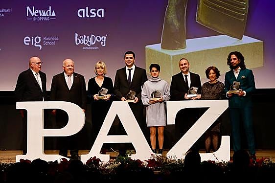 Los premiados, junto con Eduardo Peralta, director de IDEAL, y Jesús Aguirre, presidente del Parlamento de Andalucía.