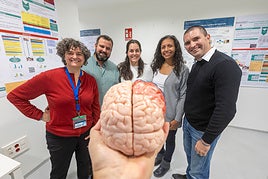 El equipo de Neuromindset posa en torno a la reproducción de un cerebro.