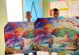 Dos niños saharauis con material educativo enviado por la ONG de Albolote Necesidades Sin Fronteras.