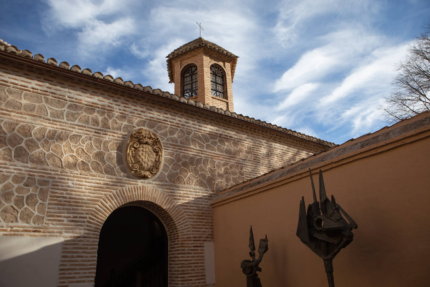 Imagen secundaria 1 - Fachada del Colegio Viejo, escudo del obispo y Sello de Salomón. 