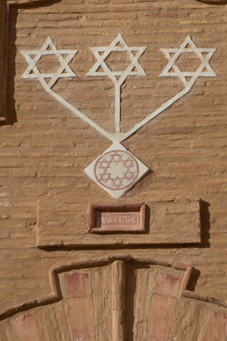 Imagen secundaria 2 - Fachada del Colegio Viejo, escudo del obispo y Sello de Salomón. 