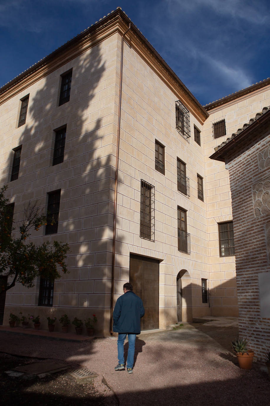 Portalón en el Colegio Viejo por el que accederá el Cristo de los Gitanos.