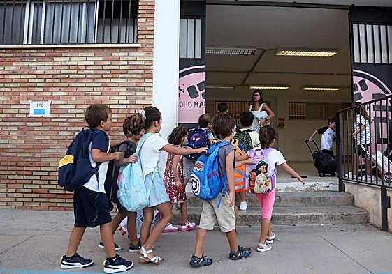 Escolares entrando a un colegio andaluz, en una imagen de archivo.