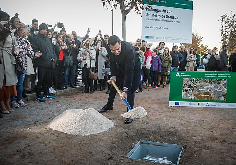 El presidente de la Junta, Juanma Moreno, pone la primera piedra de las obras del metro en Churriana de la Vega.