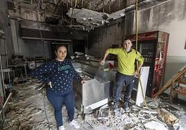 Bernabé y Laura en su asadero de pollos tras el incendio del pasado domingo.