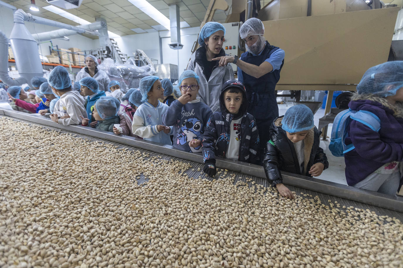Los pequeños, en la fábrica de frutos secos.