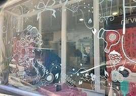 Uno de los escaparates del centro de Jaén decorado.