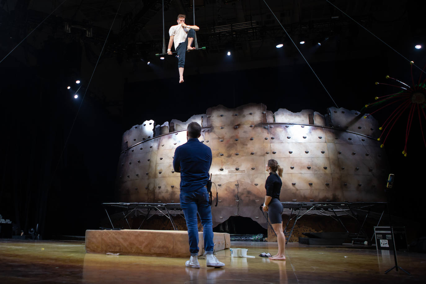 Los acróbatas Carentin Lemaître y Marie Lebot ensayan en el escenario de Ovo en el Palacio de los Deportes de Granada.